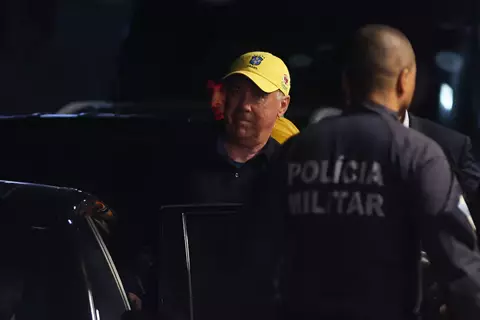 أنشيلوتي يصل إلى ريو دي جانيرو لبداية مشواره مع منتخب البرازيل (صور)